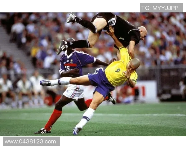 被誉为足球场上开挂的明星球员们的传奇故事与精彩瞬间